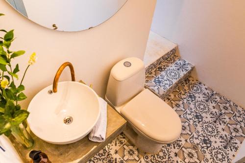 a bathroom with a sink and a toilet at Casa Guatí in Barichara