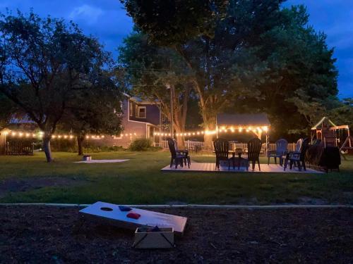 un patio trasero con una mesa de ping pong y luces en Family Farmhouse Inn en Mount Jackson