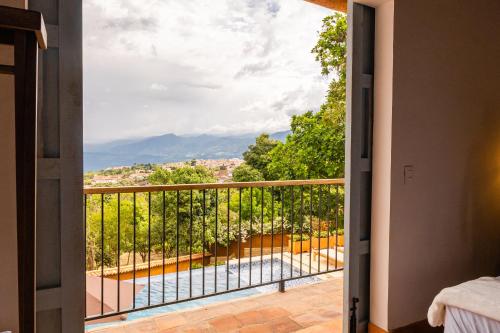 a room with a balcony with a view at Casa Guatí in Barichara