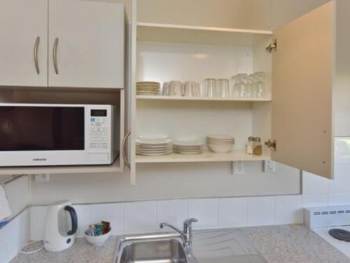 Dapur atau dapur kecil di Northcote Motor Lodge