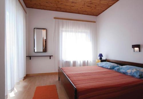 Un dormitorio con una cama grande y una ventana en Apartment Bruno - spacious yard, en Barban