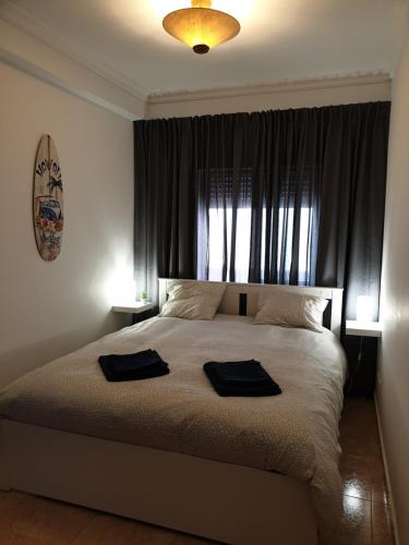 カバナス・デ・タビラにあるHOME4U - Cosy Apartment with Fantastic Terraceのベッドルーム1室(ベッド1台、タオル2枚付)