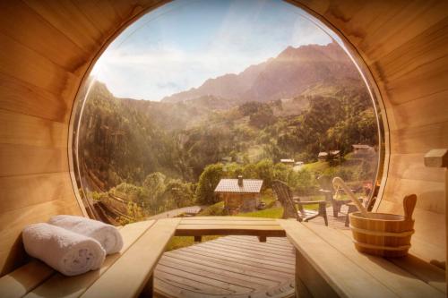 Zimmer mit einem großen Fenster mit Bergblick. in der Unterkunft Chalet Crechoua - OVO Network in La Giettaz