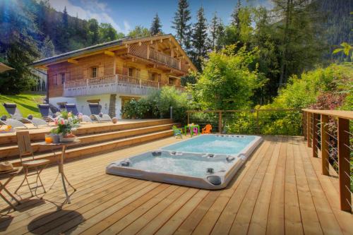 The swimming pool at or close to Chalet Le Mousqueton - OVO Network