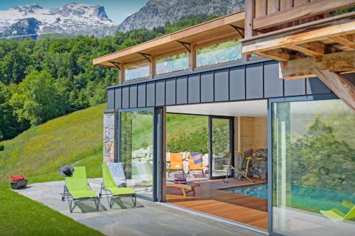 ein modernes Haus mit Bergblick in der Unterkunft Lodge La Source - OVO Network in Les Clefs