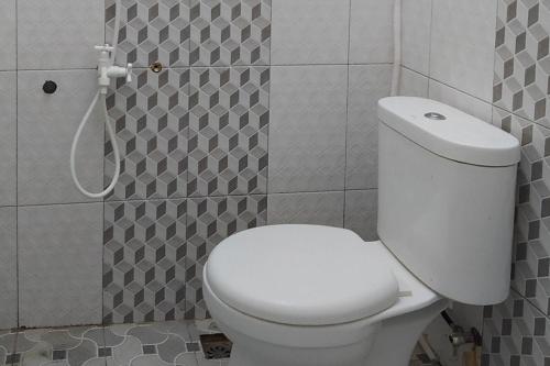 Koupelna v ubytování RedDoorz Syariah near Exit Tol Pemalang