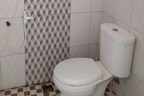 Ένα μπάνιο στο RedDoorz Syariah near Exit Tol Pemalang