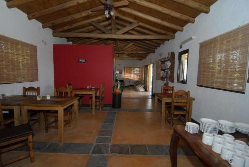 une salle à manger avec des tables et des chaises en bois dans l'établissement Tikaykilla Lodge & Wines, à Maipú
