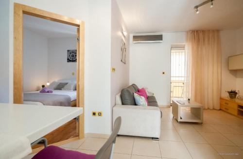 Кровать или кровати в номере Aldo Apartments Center