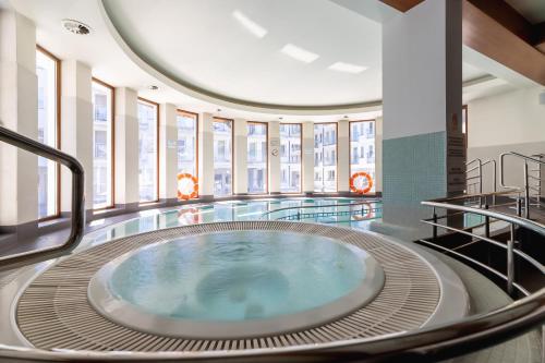Bazén v ubytovaní Stara Polana Apartamenty & Spa Zakopane by Renters Prestige alebo v jeho blízkosti