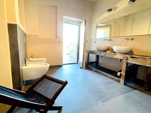 baño con 2 lavabos y 2 aseos en Palazzolo Resort - Anghiari, en Anghiari