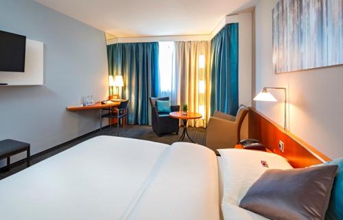 Postel nebo postele na pokoji v ubytování Hotel Metropol Basel