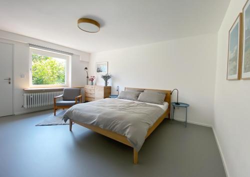 Tempat tidur dalam kamar di Stilvolles Apartment mit Bergblick-Hütte und Garten