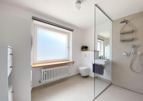 Stilvolles Apartment mit Bergblick-Hütte und Garten 욕실