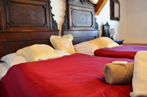 two beds in a bedroom with red and white at Chata Emil Zatopek - Maraton - Lysa Hora in Krásná