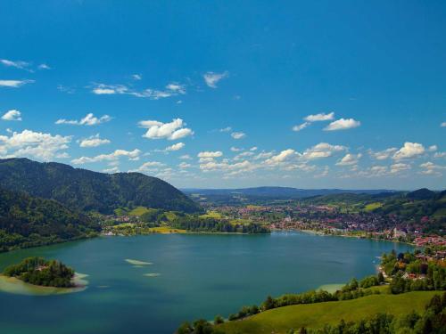 uitzicht op een meer in de bergen bij Landhaus SeenSucht in Schliersee