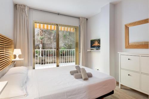 En eller flere senge i et værelse på LETS HOLIDAYS Pool apartment near beach 5