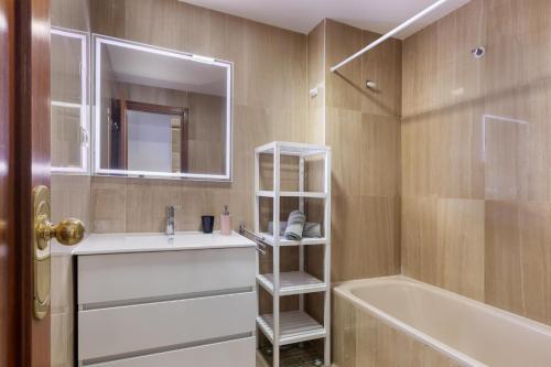 Et badeværelse på LETS HOLIDAYS Pool apartment near beach 5