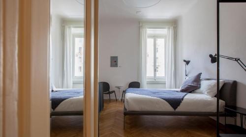 sypialnia z łóżkiem i lustrem w obiekcie Ginger House Project, Boutique Art Apartment in Milan w Mediolanie