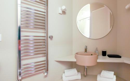 bagno con lavandino rosa e specchio di Ginger House Project, Boutique Art Apartment in Milan a Milano