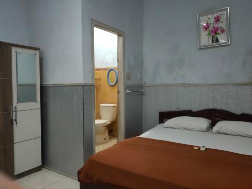 Ένα ή περισσότερα κρεβάτια σε δωμάτιο στο OYO 90529 Hotel Baruga Makassar