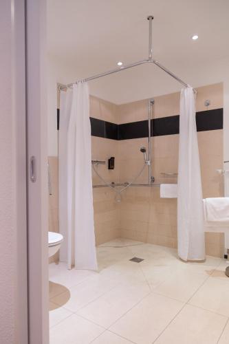 ボッパルトにあるDas Ebertor - Hotel & Hostelのシャワー、洗面台、トイレ付きのバスルーム
