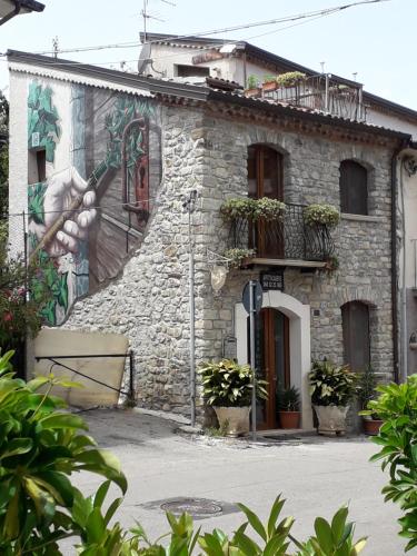 een gebouw met een muurschildering aan de zijkant bij B&B Corso Italo Balbo in Satriano di Lucania