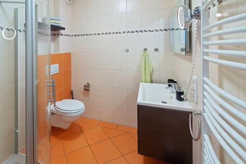 ein Badezimmer mit Toilette und Waschbecken in der Unterkunft Ferienwohnung Ambiente in Norddeich