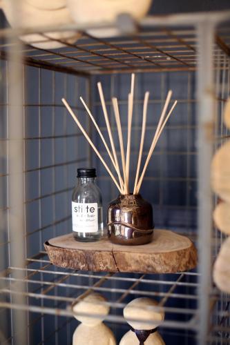 une étagère avec une bouteille de whisky et quelques bâtons dans l'établissement SOUSIE'S RUSTIC STAY, à Polokwane