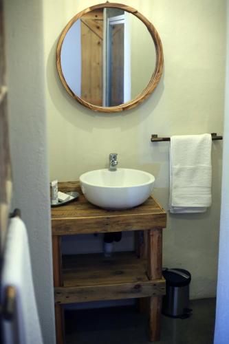 uma casa de banho com um lavatório branco e um espelho. em SOUSIE'S RUSTIC STAY em Polokwane
