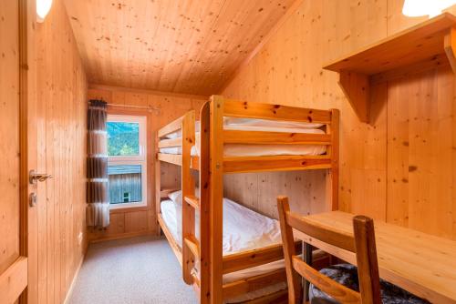 sypialnia z 2 łóżkami piętrowymi w kabinie w obiekcie Chalet Sternwarte w mieście Hohentauern