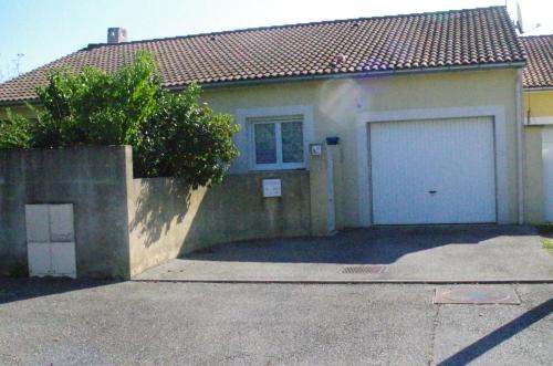 a house with a garage and a driveway at Chambre chez l'habitant in Valence