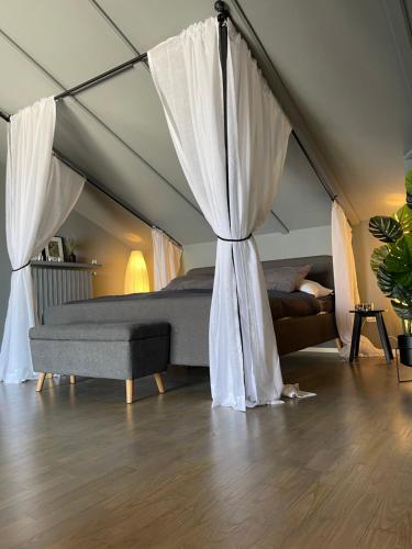 1 dormitorio con 1 cama con cortinas en un ático en La Vista Barolo in La Morra, en La Morra
