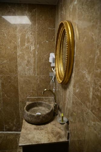 een badkamer met een stenen wastafel met een kraan bij Urfa Evi Uygulama Oteli in Sanlıurfa