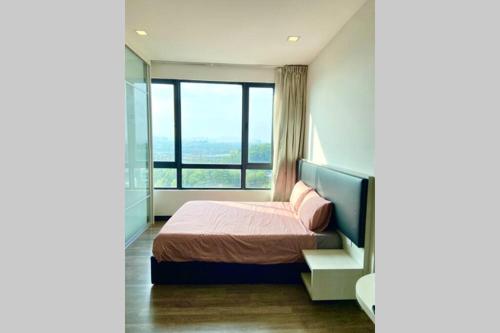 una camera con un letto e una grande finestra di Landmark Residence 2, High Floor with Nice View, Free Parking, TVbox. a Kajang