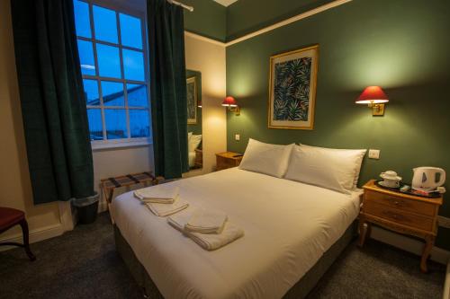 Katil atau katil-katil dalam bilik di Douglas Arms Hotel