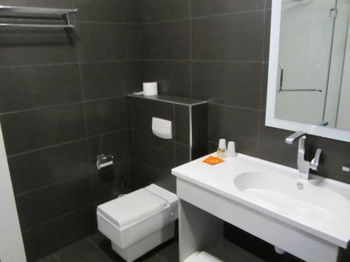 łazienka z białą toaletą i umywalką w obiekcie Hotel Europa w Lubinie
