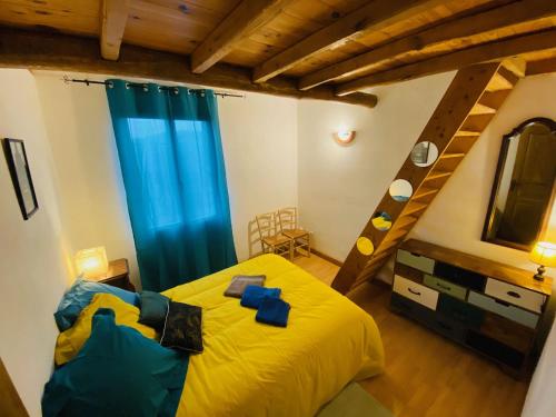Tempat tidur dalam kamar di Maison LGBT des Monts Bleus