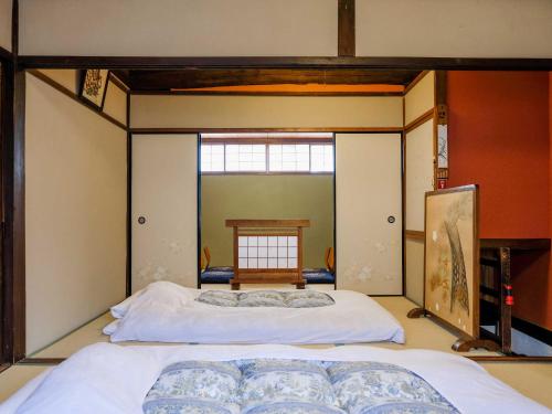 K-style kinkakuji tesisinde bir odada yatak veya yataklar