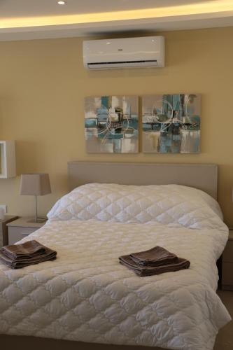 Voodi või voodid majutusasutuse Wileg 4A Luxury Studio Apartment with Shared Swimming Pool. toas