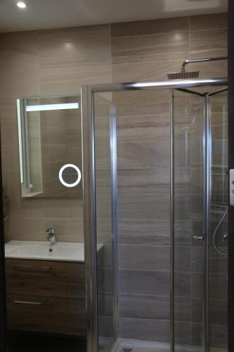 een badkamer met een douche en een wastafel bij Wileg 4A Luxury Studio Apartment with Shared Swimming Pool. in Qala