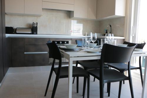 Una cocina o zona de cocina en Wileg 4A Luxury Studio Apartment with Shared Swimming Pool.