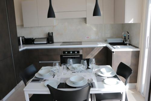 Una cocina o zona de cocina en Wileg 4A Luxury Studio Apartment with Shared Swimming Pool.