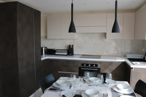 Una cocina o zona de cocina en Wileg 4A Luxury Studio Apartment with Shared Swimming Pool.