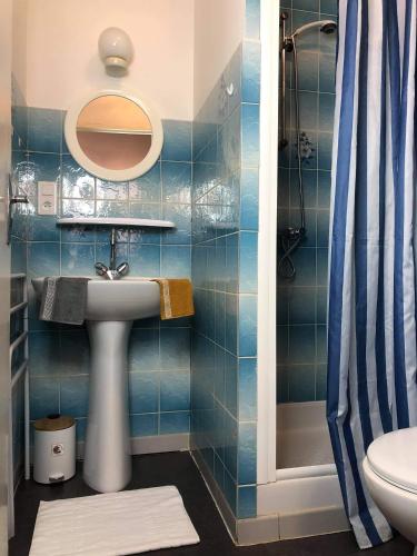 une salle de bain avec un lavabo et un miroir et des toilettes dans l'établissement Résidence Thalassum, à Bourbonne-les-Bains