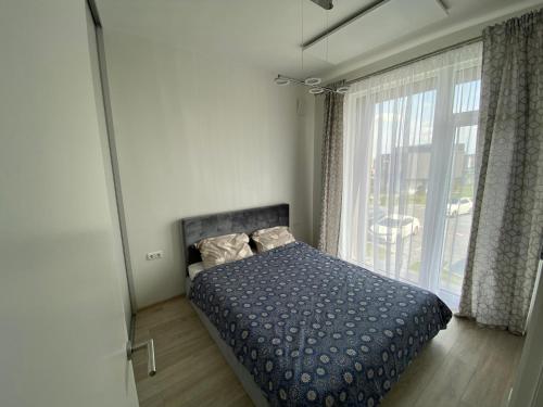 เตียงในห้องที่ Apartamentai-butas “MANO JŪRA” komplekse