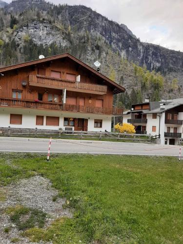 a building on the side of a road with a mountain at Appartamento Piano terra - Marmolada - Rocca Pietore - Boscoverde in Rocca Pietore