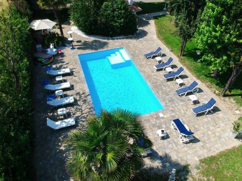 an overhead view of a swimming pool with lounge chairs and a group oficans at Ca' Ross in Formigine