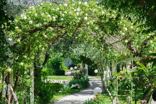 an archway with white flowers in a garden at Ca' Ross in Formigine