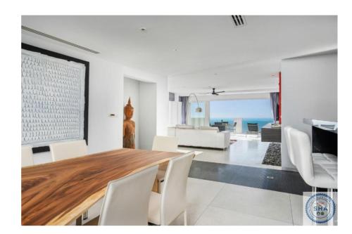 Una televisión o centro de entretenimiento en Panorama Samui Residences